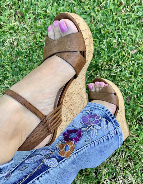 Kimkissesfootgoddess