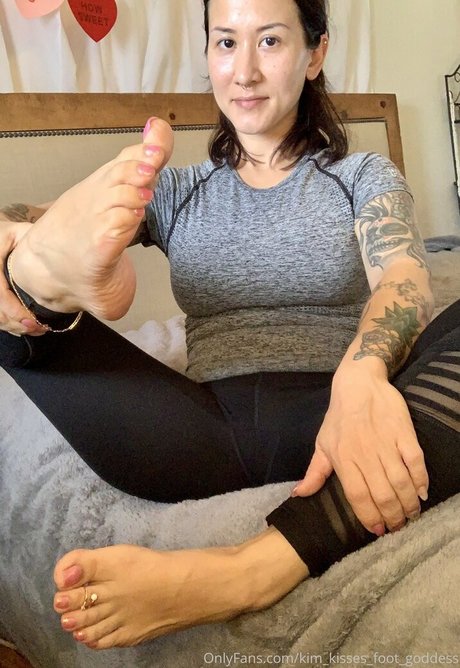 Kimkissesfootgoddess