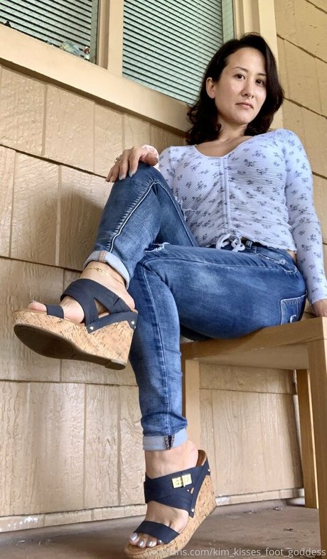 Kimkissesfootgoddess