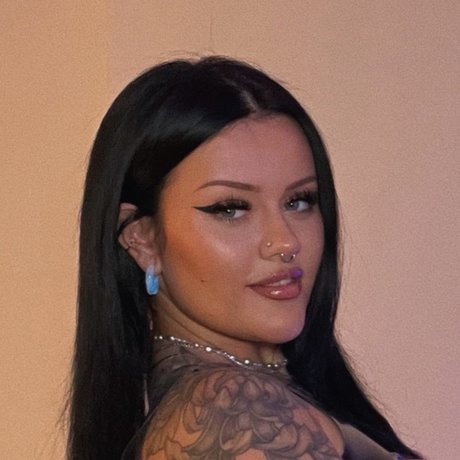 Niamh Velvet  Queen Of Pies 