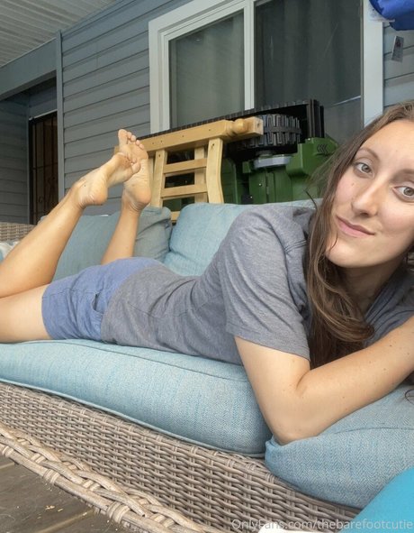 Thebarefootcutie