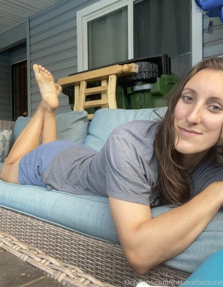 Thebarefootcutie