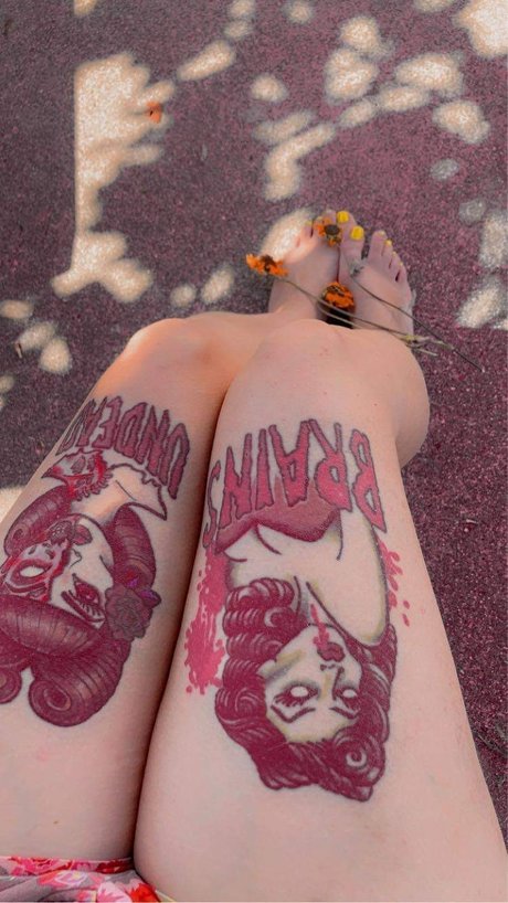 Ophelia With The Cute Feet 