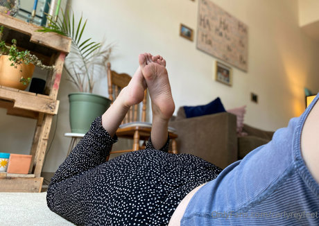 Carlyreyfeet