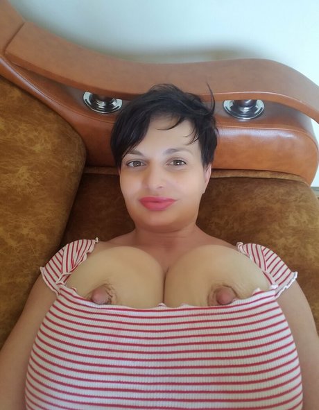 Girlwithhugecleavage