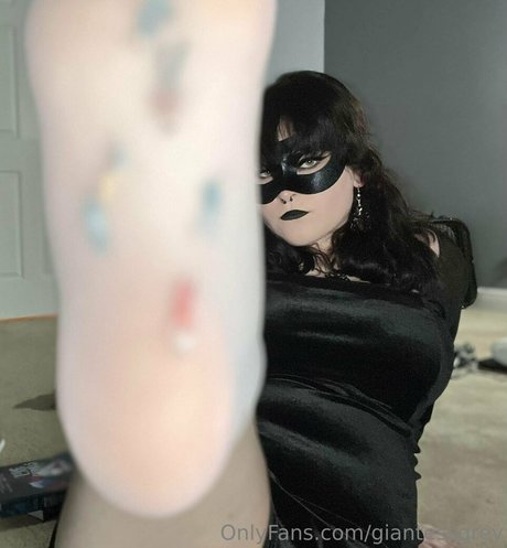 Giantessgrey