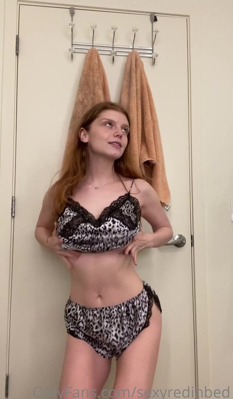 Sexyredinbed
