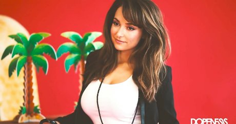 Milana Vayntrub