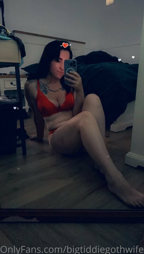 Bigtiddiegothwife