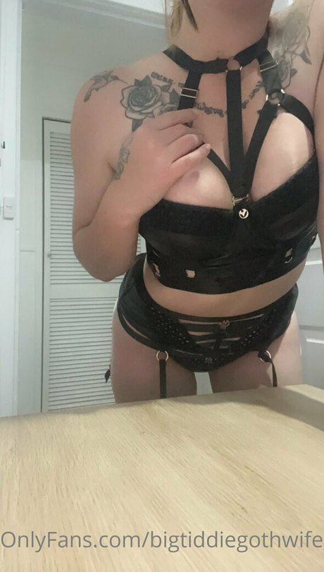 Bigtiddiegothwife