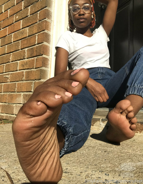 Littleebonyfeet