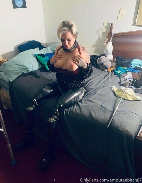 Theamputeebitch