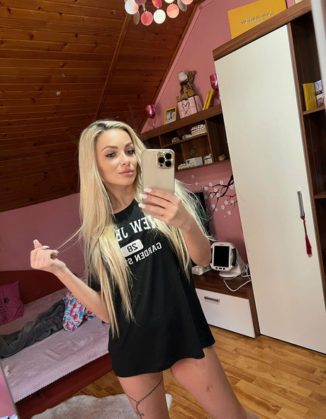 Hotblondesarah