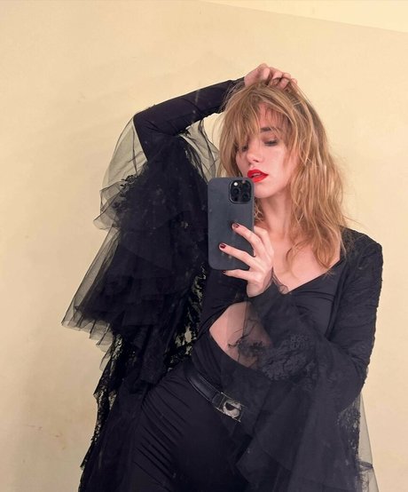 Suki Waterhouse